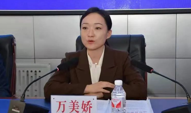 汤原县举办"首届中小学教学创新大赛"总结表彰大会,副县长万美娇出席