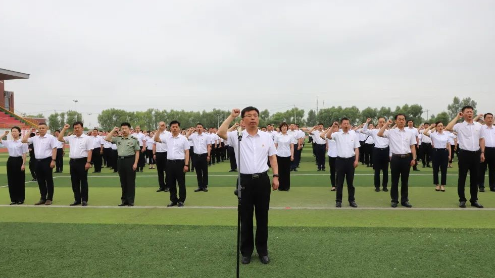汤原县举行“提能力 转作风”千名党员宣誓活动