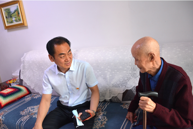 马广胜走访慰问老党员