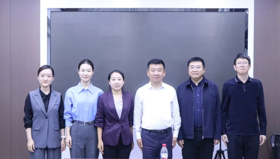 杨宏志慰问优秀乡村教师王昕欣